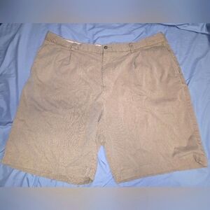 Tommy Bahama silk blend men's shorts in a size 40. Pre-loved in good condition